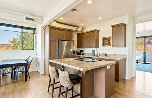 Kayenta House | The Crescent Moon - 2 bed 2 bath Suite W/Red Rock Views