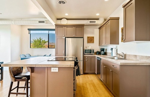 Kayenta House | The Crescent Moon - 2 bed 2 bath Suite W/Red Rock Views