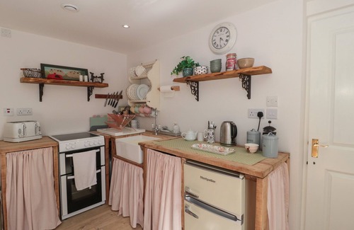 Muchelney Cottage | THE CROFT RETREAT, family friendly, with a garden in Curry Rivel