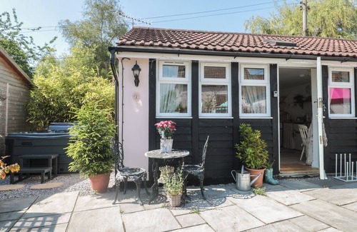 Muchelney Cottage | THE CROFT RETREAT, family friendly, with a garden in Curry Rivel