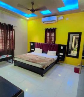 Murthal Hotel | The Crown Hotel