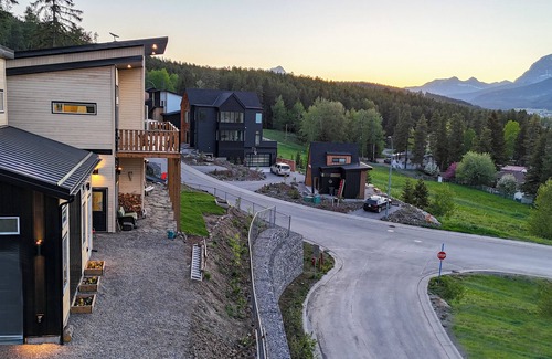 Blairmore Ski Chalet | The Crowsnest Mountain Lodge, ski in ski out/bike in bike out