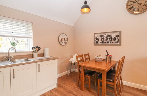 Wimbolds Trafford Cottage | THE DAIRY, romantic, with hot tub in Chester