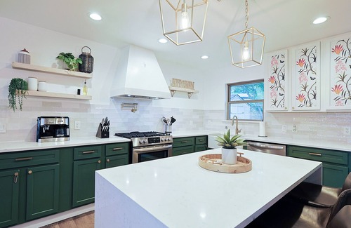 Northwest Dallas Bed & Breakfast | The Dallas Hub- Close to Food, Fun & Attractions!