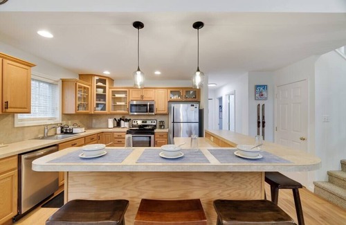 Thornhurst House | The Daydream Chalet: Newly installed hot tub!, The Daydream Chalet: A dream in every season! Enjoy s