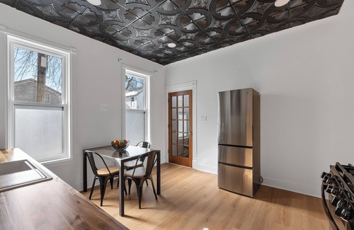 Fifth Ward House | The Deco Lounge: Parking, Patio & Luxe Style. Get your Gatsby on!