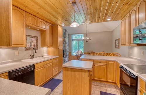 Squaw Lake Cabin | The Den: Hot Tub Fireplace RiverFront Pet Friendly 2 Bdrm