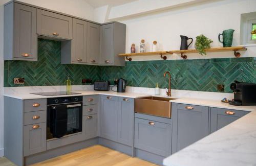 Pershore House | 'The Den' Lakeview Apartment at Watersedge