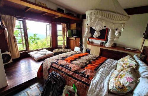 Middle Pocket House | The Den of the Treehouse