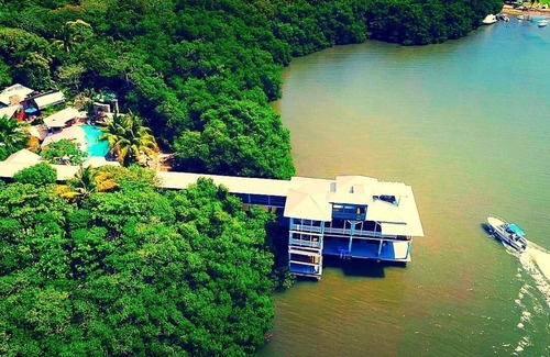 Gibson Bight House | The Dock Resort: Includes boat for snorkeling out at the reef ! NEW LOW PRICE !