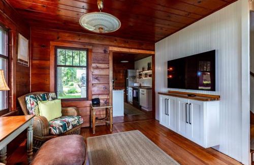 Clear Lake House | The Doctor's Cottage - Vacation Back In-Time