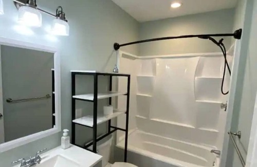 Wanskuck Apartment | The Double-Suite at The North End 2BR APT with PARKING