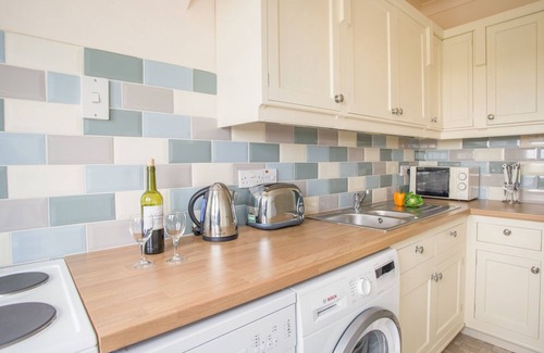 Bridport Cottage | THE DOVES, with a garden in Burton Bradstock