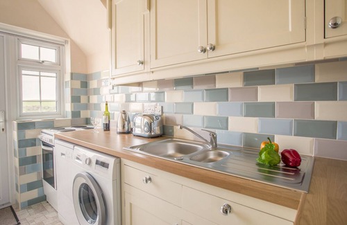 Bridport Cottage | THE DOVES, with a garden in Burton Bradstock
