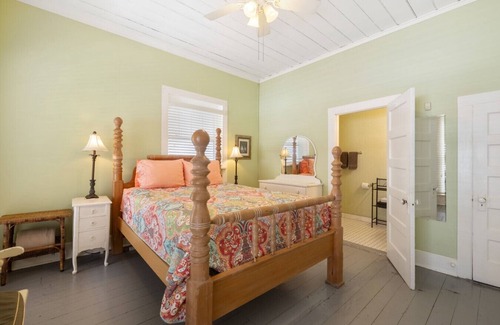 Cedar Key Hotel | The Downtown Historic Island Hotel