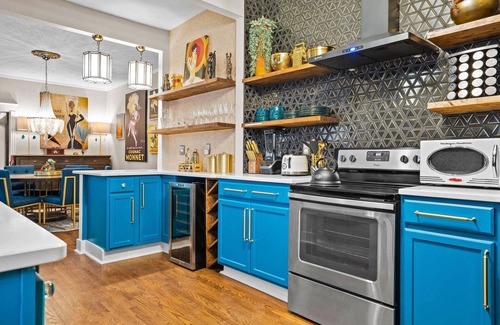 Hanover Place Apartment | The Downtown Luxe - Superior Amenities & minutes from downtown, Westport and the Plaza!