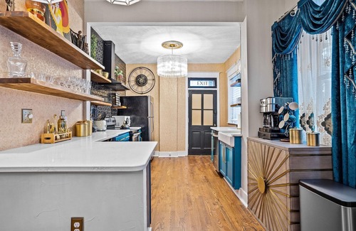 Hanover Place Apartment | The Downtown Luxe - Superior Amenities & minutes from downtown, Westport and the Plaza!