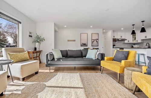 Southeast Calgary House | The Duke | Spacious | Upscale | Close to DT