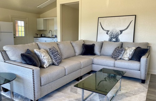 Ingram House | The East House, 2-Level, 3BR/2BA, Sleeps 8, Balcony, Porch