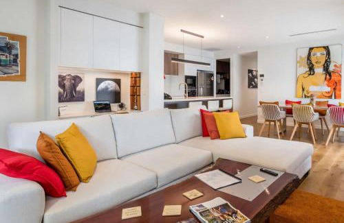 East Brisbane Apartment | The Eclectic Retreat - 3BR with Parking