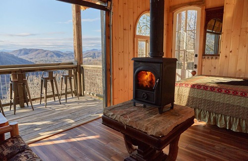 Fletcher Cabin | The Edge of Adventure ~ Breathtaking Cliffside Gem Off Grid-Cabin Adventure!