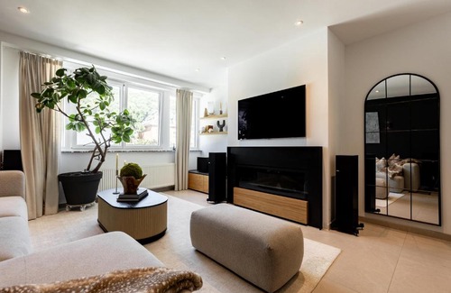 Jambes Apartment | The Edgewater Suites - Park View