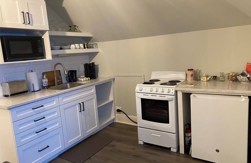 Queens Square Apartment | The Elinor Suite -Heritage property in Charlottetown - 1 of 3 suites 4.5 star