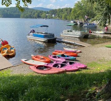 Lake Luzerne-Hadley Resort | The Elms Waterfront Cottages