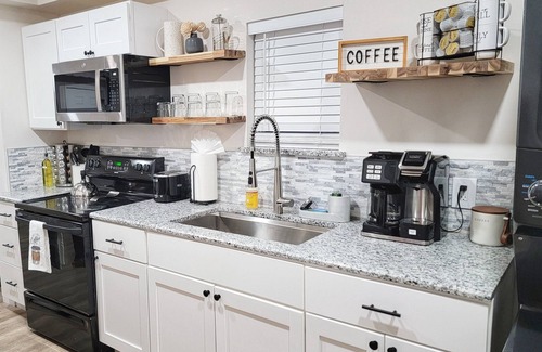 Norman House | The Elwood- 2 Miles to OU on Main St with Hot Tub!