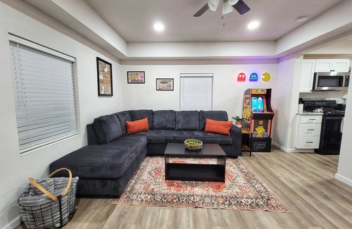 Norman House | The Elwood- 2 Miles to OU on Main St with Hot Tub!