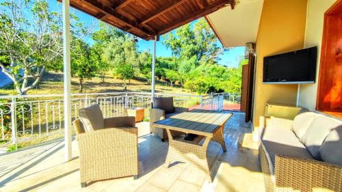 Nikopolis Apartment | The Elysian at Nicopolis jacuzzi