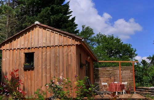 Saint-Leon-sur-Vezere Ski Chalet | The Ensoleillade Ecological small wooden chalet of 19m2 in garden with view.