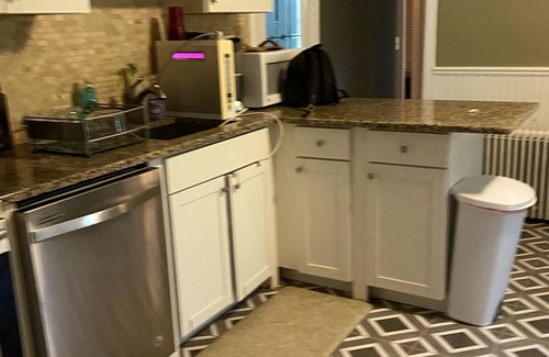 St. James House | THE ENTIRE HOUSE IS NO LONGER AVAILABLE. ROOMS ONLY. PETS WELCOME