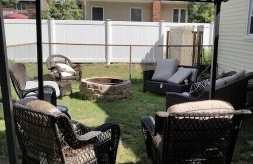 St. James House | THE ENTIRE HOUSE IS NO LONGER AVAILABLE. ROOMS ONLY. PETS WELCOME