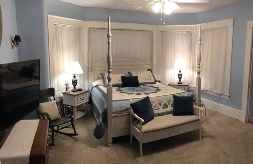 Hamilton Bed & Breakfast | The Estate Room at Shoal Creek B&B