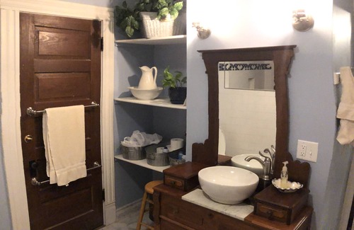 Hamilton Bed & Breakfast | The Estate Room at Shoal Creek B&B