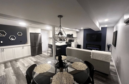 Byron Apartment | The Executive Suite: Modern Apartment with Pool