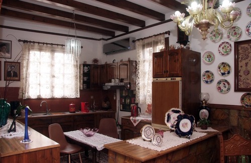 Soroni House | THE F.J. TRADITIONAL HOUSE IS A SPECIAL EXPERIENCE FOR SPECIAL PEOPLE.