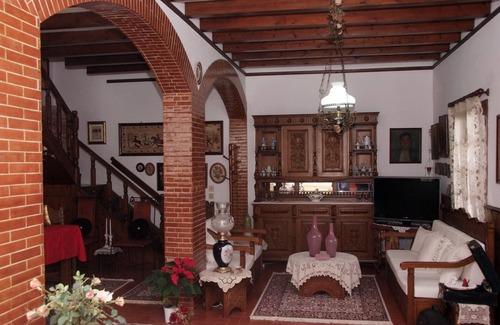 Soroni House | THE F.J. TRADITIONAL HOUSE IS A SPECIAL EXPERIENCE FOR SPECIAL PEOPLE.