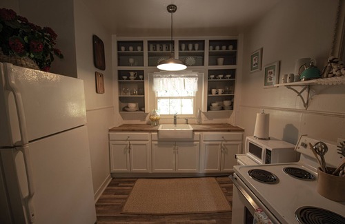 McKinney House | The Farm House sits on a large lot near downtown Mckinney