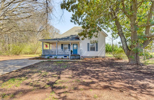 Fort Lawn House | 'The Farmhouse' in Fort Lawn w/Fire Pit & Deck!