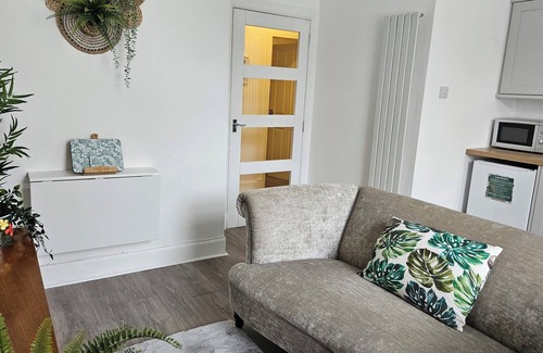 Darvel Apartment | The Ferns - Shared Garden Apartment With Parking.