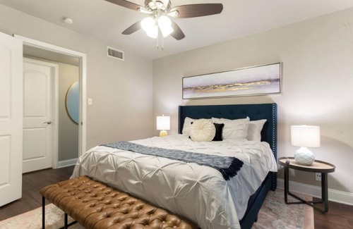 Austin Apartment | The Flamingo 102 l No Service Fees Pool 65 TV