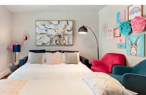 Highland Park West Apartment | The Flamingo 103 l No Service Fees Pool 65 TV