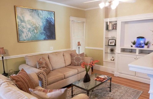 Cranston House | The Flat at Philmont Avenue APT at Eden Park Inn