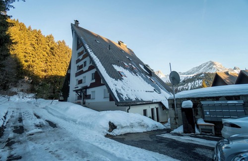 Alpe des Chaux Ski Chalet | The flat is located above the village of Gryon, in Les Verneys Soleil, 2 km from the Fracherets ski