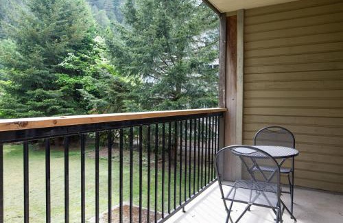 Harrison Hot Springs Apartment | The Flats at Cedar Springs with Full Kitchen and Steps to Lake