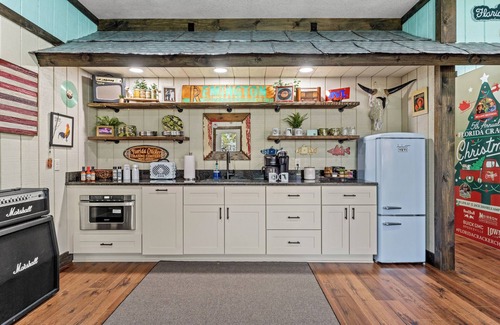 Brooksville Cottage | "The Florida Cracker "THE GREEN ROOM" READ our five stars review.