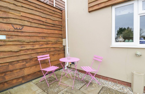 Cinderford Cottage | THE FOREST COACH HOUSE, pet friendly, with a garden in Forest Of Dean