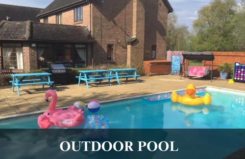 Parley Villa | The Fortis House, Bournemouth, with Swimming Pool and Hot Tub Jacuzzi